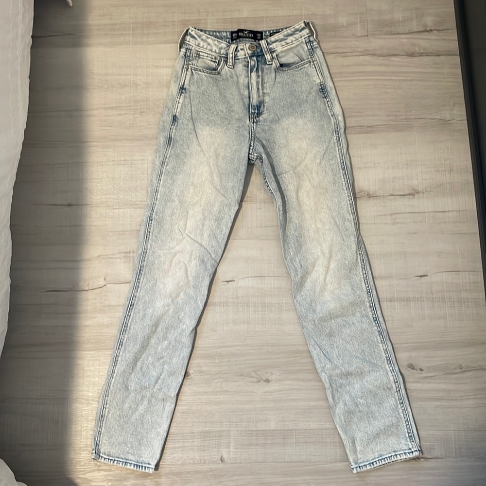Hollister Ultra High-Rise Mom Jeans